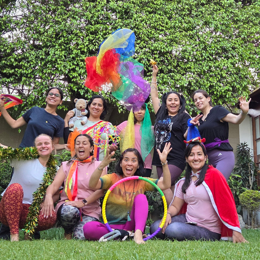 Estudiantes practicando una formación presencial Rainbow Kids Yoga en España