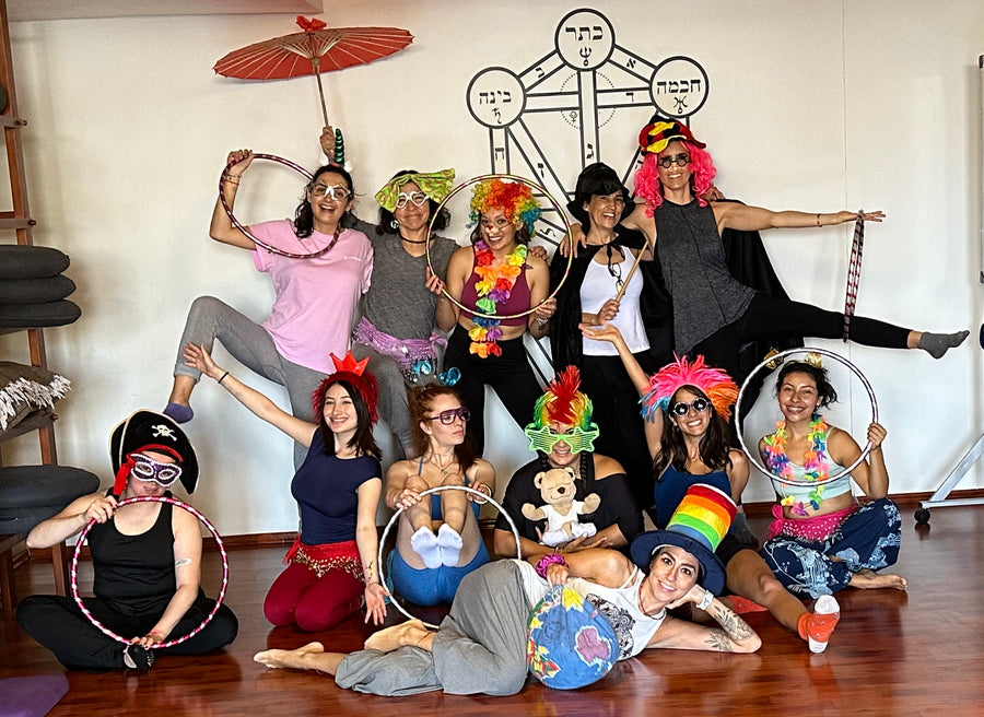 Movimiento y conexión en una formación presencial Rainbow Kids Yoga
