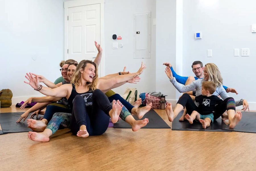 Adultos aprendiendo Rainbow Yoga mediante movimiento, juego y conexion grupal